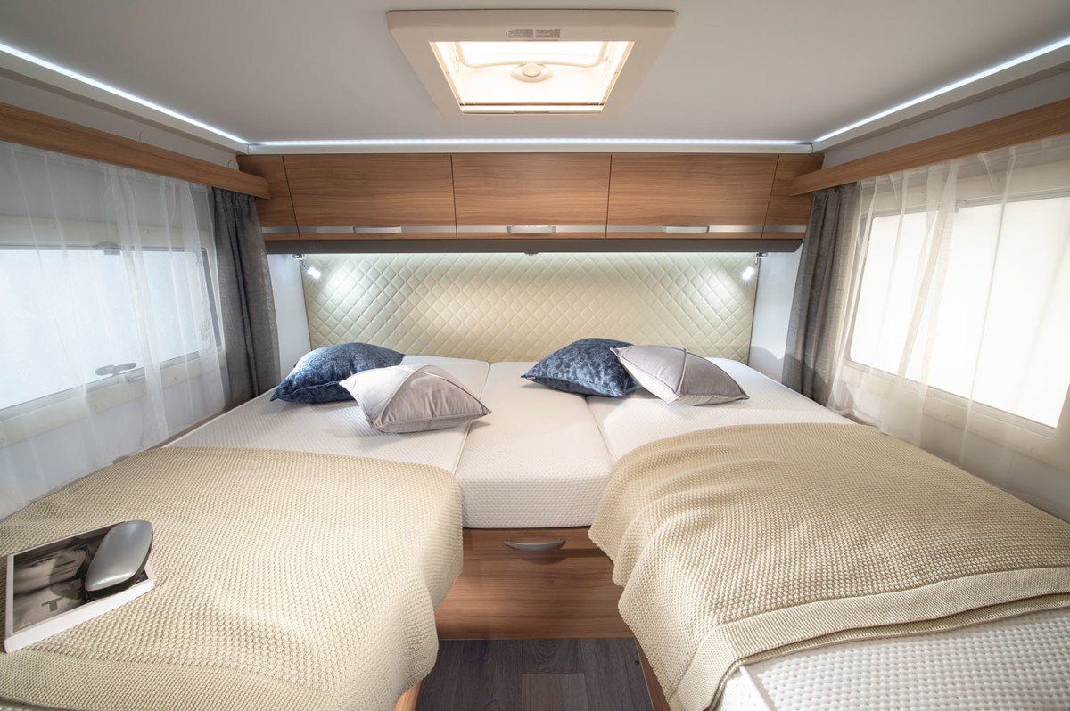 łóżka jednoosobowe z możliwością połączenia w kamperze